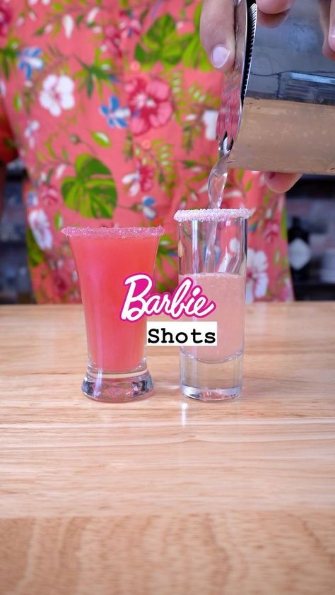 Barbie Cocktail Drink, Barbie Drinks Alcohol, Malibu Shots, Shots With Malibu Rum, Barbie Shot, Barbie Shots, Barbie Cocktail, Pink Party Foods, Christmas Party Drinks