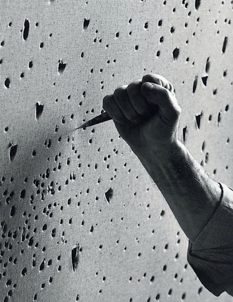 Lucio Fontana creating buchi, 1964. Photo Ugo Mulas Fluorescent Painting, Tracing Art, Traditional Sculptures, Lucio Fontana, Spatial Concepts, Istoria Artei, Italian Sculptors, 수채화 그림, Italian Art