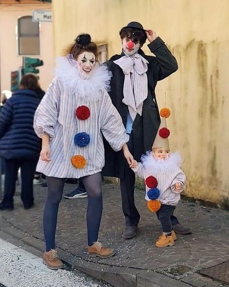 Family Clown Costume Ideas, Family Circus Costumes Diy, Clown Costume Family, Halloween Circus Theme Costume Ideas, Unique Clown Costume, Diy Vintage Clown Costume, Vintage Clown Costume Diy, French Clown Costume, Circus Costume Family