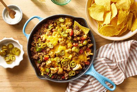 This easy ground beef and cauliflower casserole recipe is perfect for a weeknight dinner. Serve this tasty casserole with tortilla chips and sour cream. Ground Beef And Zucchini, Ground Beef Cauliflower, Beef And Zucchini, Beef Cauliflower, Cheesy Ground Beef, Taco Skillet, Cauliflower Casserole Recipes, Easy Breakfast Brunch, Dessert Smoothie