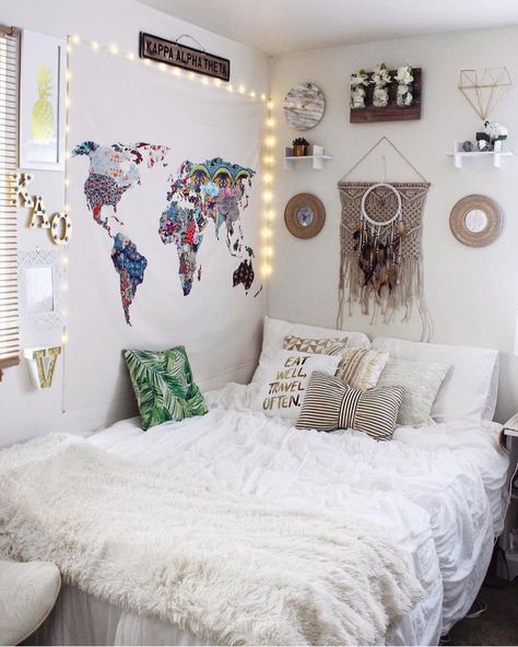 Dorm Room Cozy, Dorm Room Pink, Chic Dorm Room, Cute Dorm Ideas, Travel Room Decor, Cute Dorm Room Ideas, Dorm Room Themes, Dorm Themes, Dorm Room Aesthetic