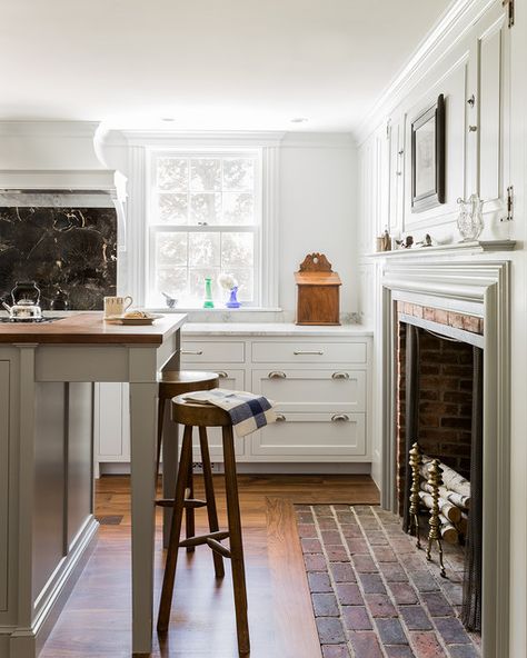 North Shore Antique - Traditional - Kitchen - Boston - by Carpenter & MacNeille | Houzz Colonial Farmhouse Kitchen, Kitchen With Fireplace, Furniture Websites, Colonial Kitchen, Colonial Farmhouse, Rustic Farmhouse Kitchen, New England Homes, Kitchen Fireplace, Classic Kitchen