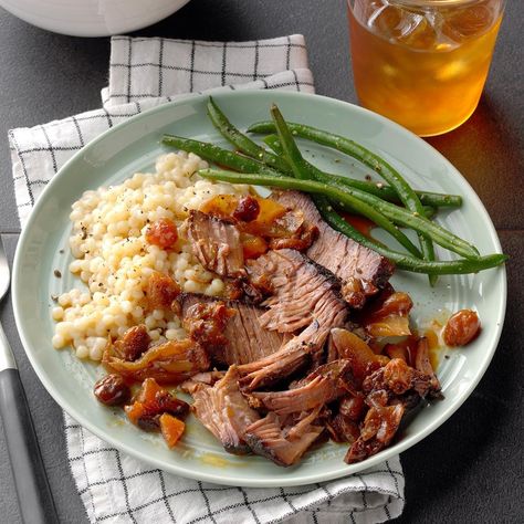 Beef Ideas, Classic Pot Roast, Pot Roast Recipe, 5 Ingredient Dinners, Crockpot Dinners, Dried Fruit Mix, Tasty Meat, Comfort Food Recipes Dinners, Roast Recipe