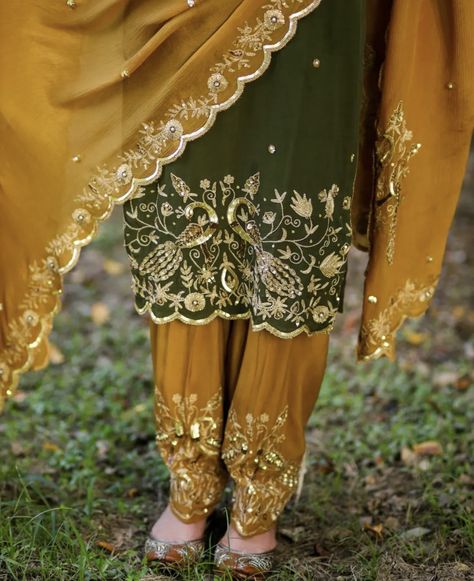 Suit Contrast Colour, Thread Work Embroidery Suits Punjabi, Mehndi Colour Suit Combination, Suit Color Combinations Women, Punjabi Suit Colour Combination, Mehndi Colour Suit Design, Jago Outfit Punjabi, Green Contrast Color, Designer Suits For Wedding