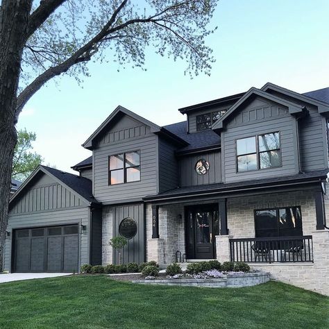 James Hardie Building Products on Instagram: “Iron Gray is a deep, bold shade that provides a dramatic yet elegant look, as seen on this home from @laurenelizabethburke . Explore the…” Black Siding With Brick, Black Exterior With Brick, Black Vertical Siding, Black Siding Exterior With Brick, Black Vinyl Siding, Black Siding Exterior, Dark Siding, Dark Exterior House, Black Siding