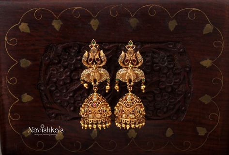 Antique Jhumkas, Jewellery Board, Jewelry Boards, 18k Gold Jewelry, Cz Stone, Green And White, Gold Earrings, Gold Jewelry, Choker