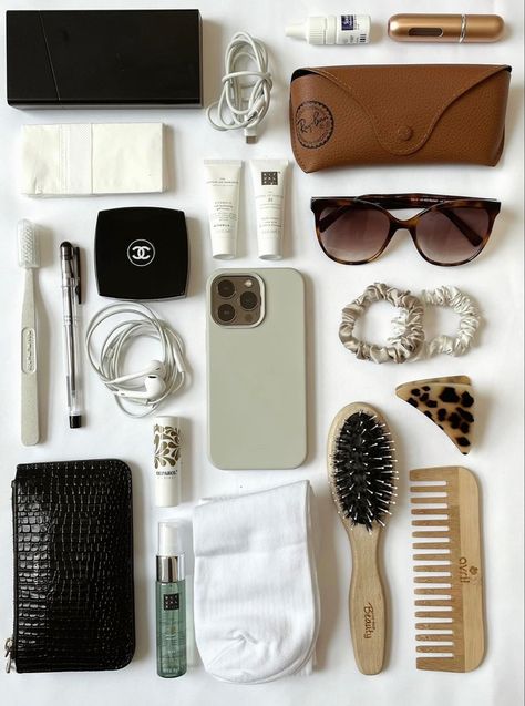 Traveling Bag Essentials, In The Bag Aesthetic, Whats In My Everyday Bag, Travel Aesthetic Essentials, Whats In My Bag Vintage, What’s In My Bag Travel, Whats In Bag, What’s In My Handbag, Whats In My Bag Travel Edition