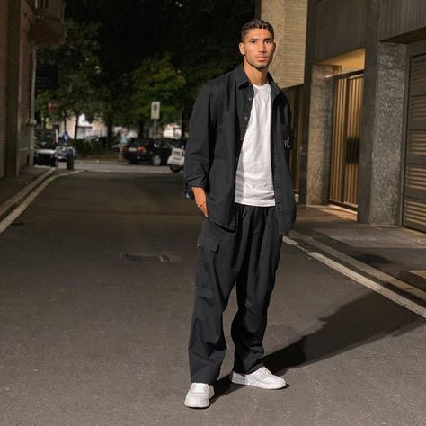 Achraf Hakimi, Arab Men Fashion, Cute Football Players, Soccer Inspiration, Outfit Streetwear, Streetwear Fits, Arab Men, Soccer Guys, Mens Fashion Streetwear