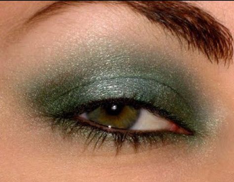 MAC Humid eyeshadow Mac Eyeshadow Palette, Mac Pigment, Silver Eyeshadow, Green Cosmetics, Mac Eyes, Makeup Eyeshadow Palette, Glitter Pigment, Green Makeup, Pigment Eyeshadow