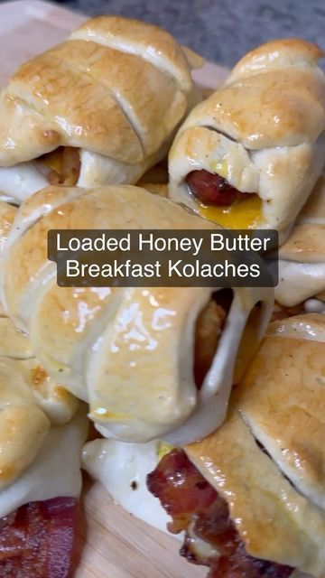 SURE, JAN on Instagram: "Okay breakfast club, get into these honey butter breakfast kolaches! Such a quick and easy hack to starting your morning. I just let some frozen dinner rolls sit on the counter to defrost & rise at room temperature, stretch out, stuff with my breakfast favs and bake in the oven for 15 minutes! Check out the full recipe below and the ingredients I used. I purchased all the ingredients at H‑E‑B. Frozen Rhodes Bake n Serve White Dinner Rolls Cooked thick cut bacon Smoked s Rhodes Butterscotch Rolls, Breakfast With Rhodes Rolls, Rhodes Rolls Sticky Buns, Breakfast Kolaches, Rhodes Sticky Buns, Rhodes Overnight Sticky Buns, Sure Jan, Rhodes Rolls Recipes, Rhodes Recipes