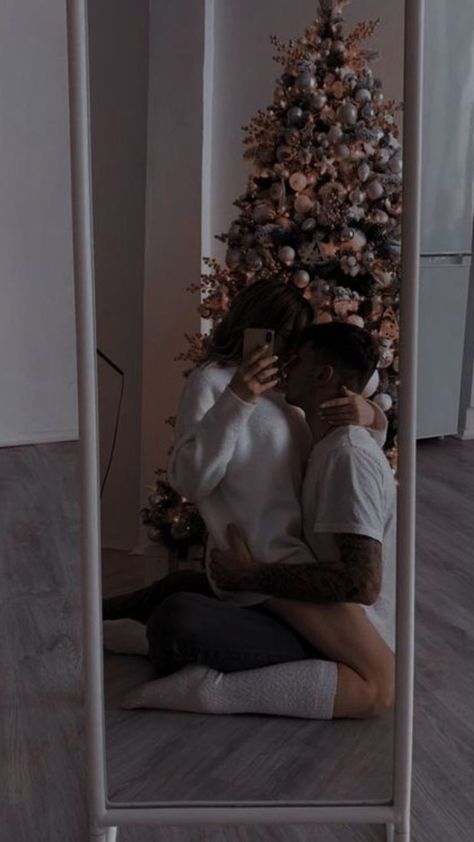 Discover the most enchanting Christmas gifts for boyfriend. Our guide is filled with unique ideas to make his holiday season unforgettable #Boyfriend #Christmas 🎄 💞 Christmas Couple Pictures, Shotting Photo, Photographie Portrait Inspiration, Christmas Photoshoot, Cute Couples Photos, Relationship Goals Pictures, Christmas Couple, Photo Couple, Couple Photography Poses