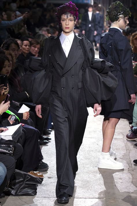 Rei Kawakubo Comme Des Garcons, Paris Mens Fashion, Rei Kawakubo, Androgynous Fashion, Avant Garde Fashion, Vogue Paris, Couture Collection, Comme Des Garcons, Modern Luxury