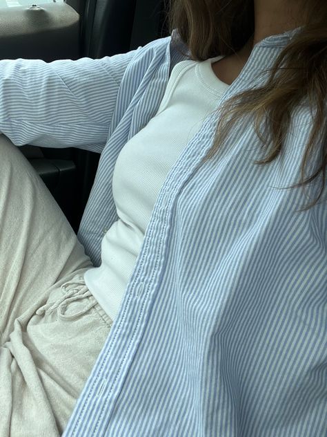 Linen Pants Outfit Beige, Blue Striped Linen Shirt Outfit, Linen Striped Shirt Outfit, Blue Striped Button Up Shirt Outfit, Blue Striped Top Outfit, Blue Striped Button Down Shirt Outfit, Blue And White Striped Shirt Outfit, Beige Linen Pants Outfit, Blue Stripes Outfit