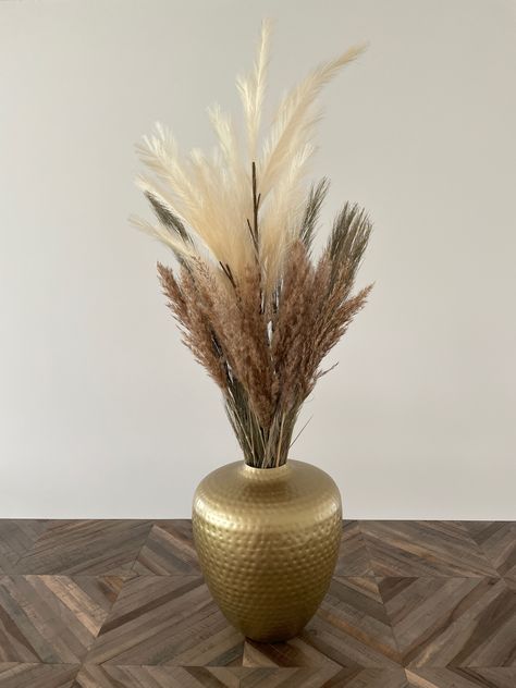 Luxury pampas feathers dried bouquet in gold vase. This vase is the ultimate statement piece for your interior. Very luxe, chic and Eric Kuster (Metropolitan luxury) looking. Read the blog to find out where to find this hotel chic vase Vases With Flowers, Beautiful Vases, Hotel Chic, Gold Vase, Small Glass Vases, Silk Bouquet, Taupe Rug, Dried Bouquet, Gold Vases