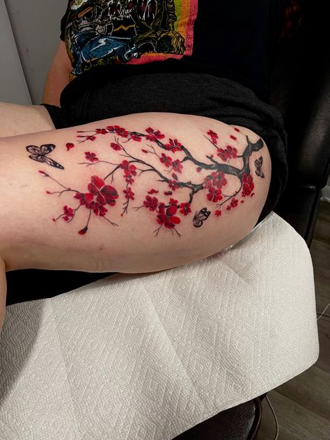 Japanese Thigh Tattoo, Birthday Tattoos, Tato Paha, Cute Thigh Tattoos, Hip Thigh Tattoos, Muster Tattoos, Dragon Tattoos, Red Ink Tattoos, Leg Tattoos Women