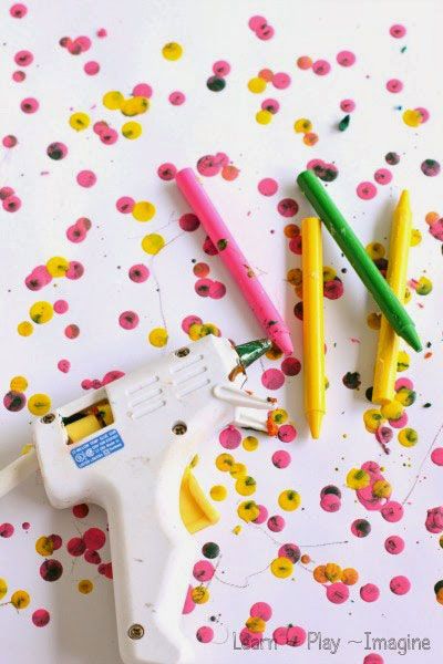 GLUE GUN CRAYON ART (via http://www.learnplayimagine.com/2014/03/melted-crayon-art-with-glue-gun.html) Melted Crayon Art, Yarn Painting, Wax Art, Astuces Diy, Easy Art Projects, Crayon Art Melted, Crayon Art, Melting Crayons, Glue Gun