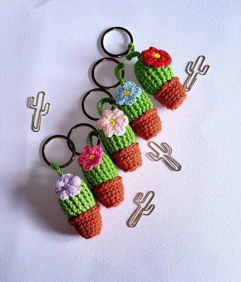 Crochet Keyring Free Pattern, Crochet Keyring, Small Crochet Gifts, Crochet Hair Clips, Crochet Cactus, Mini Cactus, Crochet Keychain Pattern, Crochet Bag Pattern Free, Crochet Hair Accessories