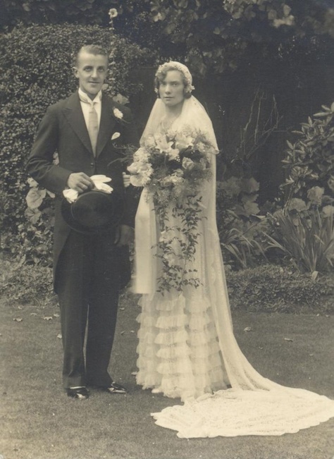 1910s wedding photograph 1910s Wedding, Vintage Bridal Fashion, Bride Dress Vintage, Nostalgic Wedding, Photo Bride, Chic Vintage Brides, Vintage Wedding Photography, 1920s Wedding, Vintage Wedding Photos