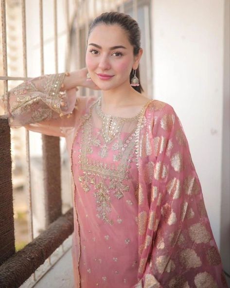 Hania Amir Dresses, Lawn Dress Design, Pakistan Dress, Pakistani Women Dresses, Hania Amir, Pakistani Fashion Casual, Pakistani Fancy Dresses, Pakistani Dresses Casual, Pakistani Fashion Party Wear