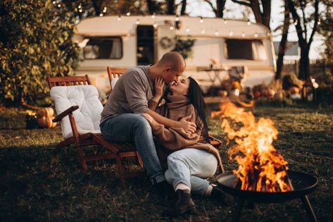 Camper Photoshoot Ideas, Fall Camper Photoshoot, Vintage Camper Photo Shoot, Caravan Photoshoot, Rv Photoshoot, Camper Photoshoot, Camping Photo Ideas, Camping Photoshoot, Camping Photo