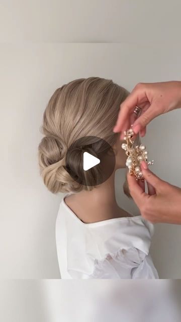 Updo With Layered Hair, Chignon Alto Tutorial, Low Bun Wedding Hair Tutorial, Tutorial Chignon, Wig Updo, Low Bun Tutorials, Modern Updo, Bun Ideas, Bride Updo