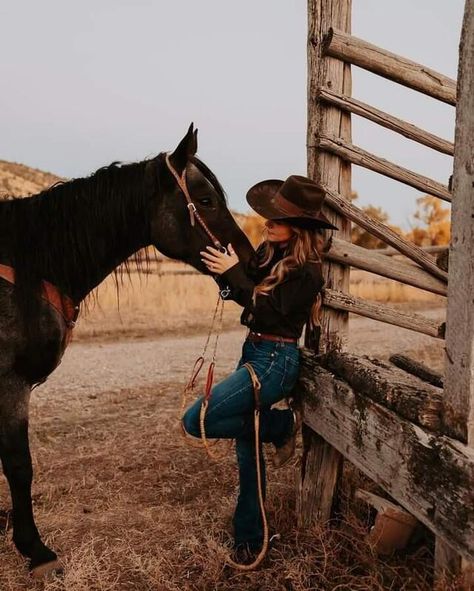 Cowgirl Senior Pictures, Horse Photoshoot Ideas, Equine Photography Poses, Western Photo Shoots, Horse Senior Pictures, Cute Senior Pictures, Horse Photography Poses, Foto Cowgirl, Senior Photoshoot Poses