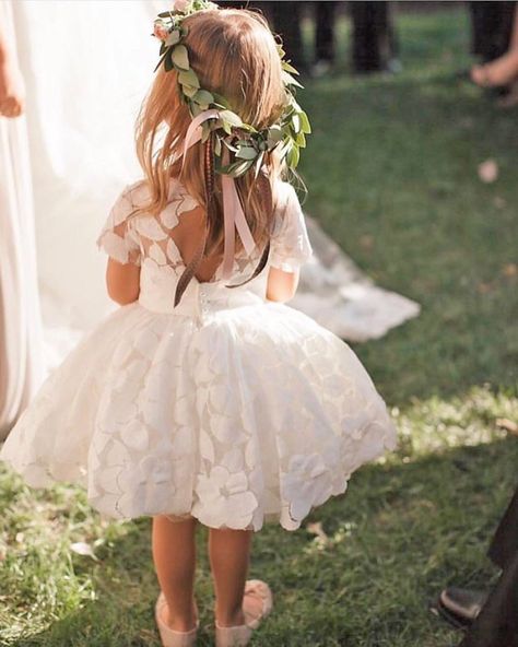 Flower Girl Dresses To Create A Magic Look | Wedding Forward Country Style Dresses, Flower Girl Gown, Boho Flower Girl, Boho Beach Wedding, Gown Inspiration, Flower Girl Dress Lace, Flower Girl Dresses Tulle, Gowns For Girls, Wedding Forward