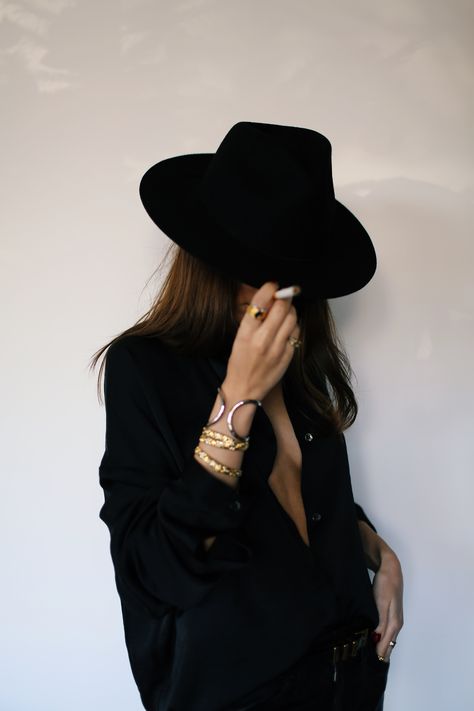 Fedora Hat Aesthetic, Black Fedora Hat Outfit Summer, Black Fedora Hat Outfit, Fedora Hat Outfit Summer, Summer Street Styles, Fedora Hat Outfit, Hat Outfit Summer, Black Fedora Hat, Hat Aesthetic