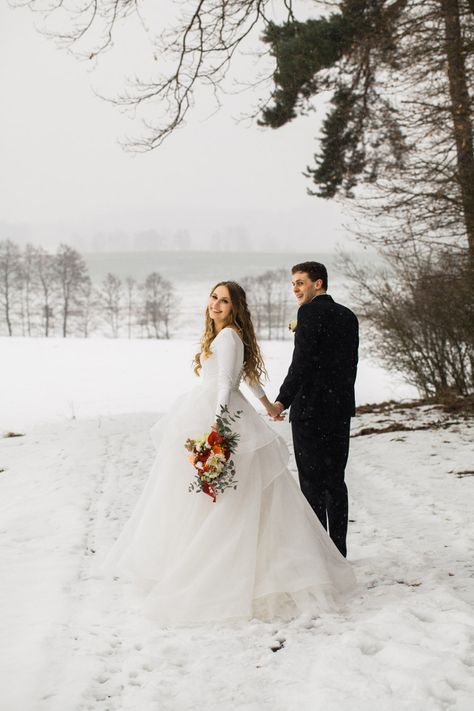 Winter Wedding Snow Pictures, Winter Wedding Photography Outdoor, Winter Wedding Pictures Outdoor, Wedding Snow Pictures, Winter Wedding Photo Ideas, Snow Wedding Pictures, Snow Wedding Photos, Winter Wedding Locations, Winter Wedding Snow