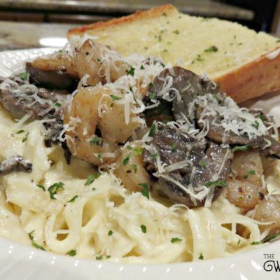 Mouthwatering and creamy restaurant style pasta that can be thrown together in under 30 minutes? It sounds too good to be true, but it’s not with this quick and easy Shrimp and Mushroom Fettuccine Alfredo recipe. Wow your guests or just simplify dinner for your family. Mushroom Fettuccine Alfredo, Mushroom Fettuccine, Mushroom Kabobs, Shrimp Stuffed Mushrooms, Fettuccine Alfredo Recipe, Alfredo Recipes, Shrimp Fettuccine, Fettuccine Alfredo Recipes, Frozen Shrimp