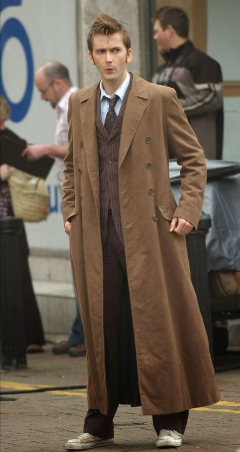 The Tenth Doctor on set Doctor Who... whistling?! A re-pin David Tennant Aesthetic, 10th Doctor Costume, Tenth Doctor Quotes, Bad Samaritan, Doctor Tumblr, Doctor Who Outfits, Doctor Coat, Doctor Quotes, Doctor Who 10