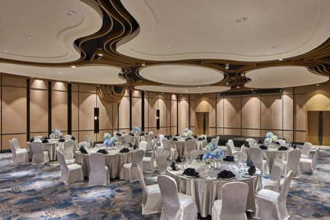 Elegant Ceiling Design, Ceiling Lights Design, Modern Office Design Inspiration, Ballroom Design, Bistro Design, Multipurpose Hall, Ceiling Design Ideas, Function Hall, Hotel Ballroom