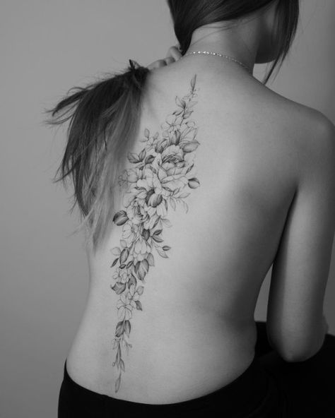 Rug Tattoo, Flower Spine Tattoos, Tato Minimal, Girl Back Tattoos, Tattoos For Women Flowers, Best Tattoos For Women, Spine Tattoos For Women, Shoulder Tattoos For Women, Stylist Tattoos