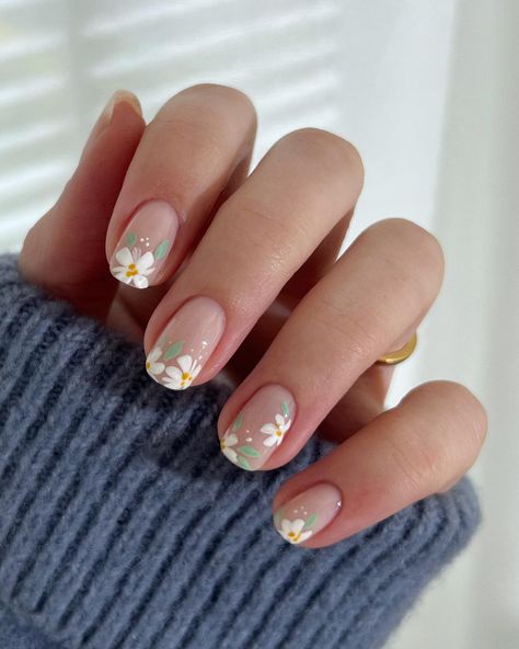 Squoval Nails, Floral Nail Designs, Modern Nails, Daisy Nails, Floral Nail Art, Cute Gel Nails, Round Nails, Short Nail Designs, Nagel Inspo