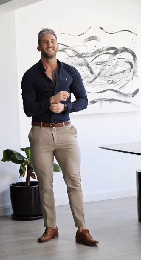 Office Semi Formal Work Outfits Men, Real Estate Outfits Men, Mens Khaki Outfit, Real Estate Outfits, Khakis Outfit, Clothes Tips, Mens Work Outfits, Fashion Models Men, Outfit Hombre