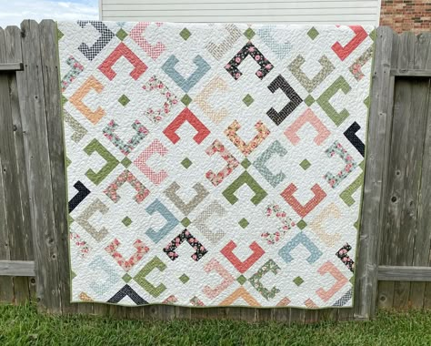 13 Jelly Roll Quilt Patterns (Inspiration and ideas) Memorial Quilt, Layer Cake Quilt Patterns, Jelly Roll Quilt, Jelly Roll Patterns, Strip Quilt, Modern Quilt Blocks, Sew Patterns, Layer Cake Quilts, Jelly Roll Quilt Patterns