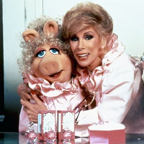 "you know what you need.....eyebrows."  "Pigs don't have eyebrows" Famous Females, Today Cartoon, Muppet Babies, Extraordinary People, Miss Piggy, Kermit The Frog, Laugh At Yourself, Jim Henson, Joan Rivers