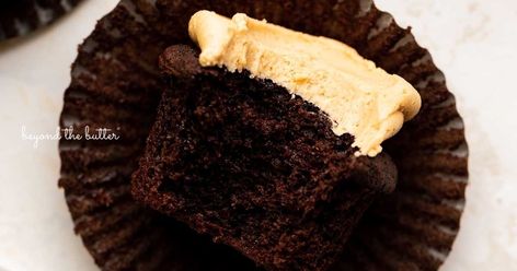 Devil's Food Cupcakes with Peanut Butter Frosting - Beyond the Butter Cupcakes With Peanut Butter Frosting, Devils Food Cupcakes, Peanut Butter Frosting Recipe, Lemon Bars Easy, Food Cupcakes, Moist Carrot Cakes, Flourless Cake, Lemon Blueberry Muffins, Peanut Butter Frosting