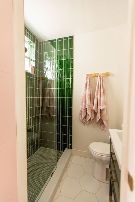 Green Pink Bathroom, Pink Green Bathroom, Pink And Green Bathroom, Green And Pink Bathroom, Dark Green Bathrooms, Teal Tile, Green Tiles, Bath Inspiration, Art Deco Bathroom