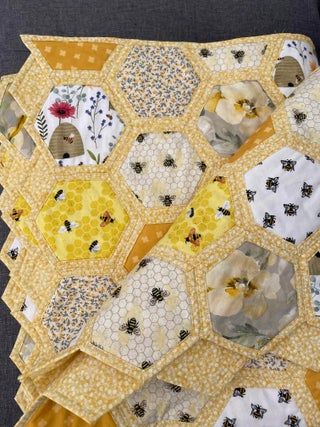 Bumble Bee Quilt Pattern, Honey Bee Quilt Block Patterns, Bee Fabric Quilts, Bee Quilt Ideas, Bee Hive Quilt Pattern, Bee Themed Quilts, Bee Quilts Ideas, Bumblebee Quilt, Honeybee Quilt