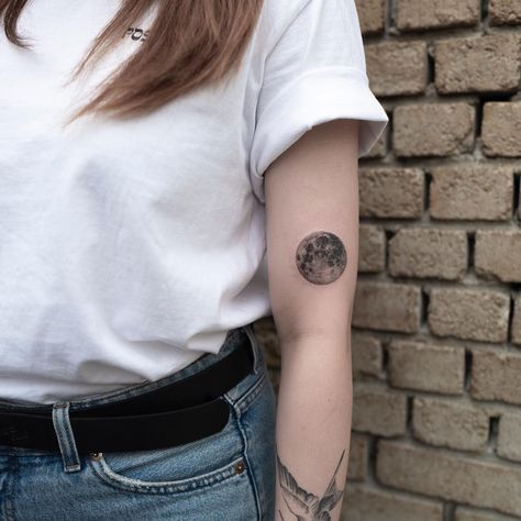 Full Moon Realistic Full Moon Tattoo, Moon Realistic Tattoo, Full Moon Tattoo Designs, Hongdam Tattoo, Astronomy Tattoos, Tatu Ideas, Realistic Moon Tattoo, Astronomy Tattoo, Harry Tattoos