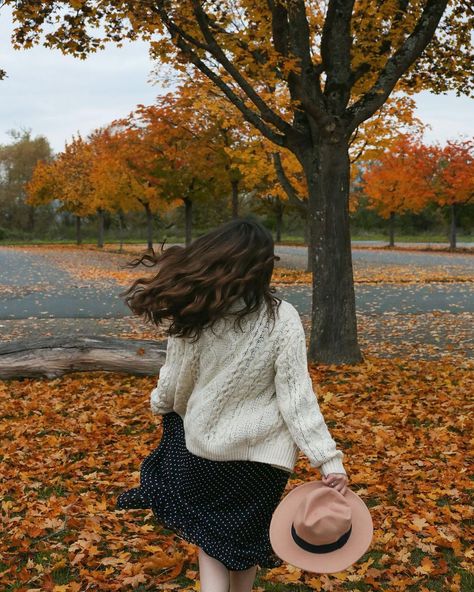 October Photos, Fall Motivation, Autumn Photo Ideas, Cinnamon Hot Chocolate, Picnic Photo Shoot, Brunette Aesthetic, Autumn Photos, Autumn Instagram, Autumn Morning