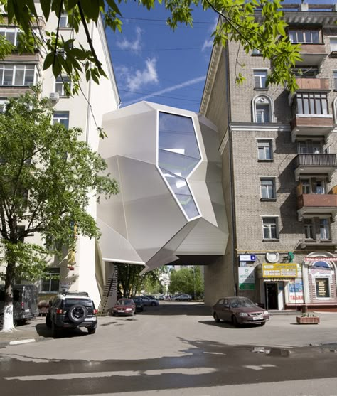 Parasitic Architecture, Dynamic Architecture, House Structure, Architecture Cool, Office Pictures, Cultural Architecture, Blog Ideas, Urban Architecture, Modern Architecture House