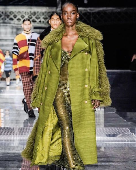 Monochromatic Fashion, Fashion Show Collection, Vogue Paris, Fashion Killa, Green Fashion, Colorful Fashion, Couture Fashion, Look Fashion, Runway Fashion