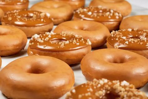 How to Make Caramel Glazed Donuts? Salted Caramel Donut Glaze, Caramel Doughnuts, Glazed Doughnuts, Caramel Crunch, Caramel Glaze, How To Make Caramel, Cream Pie Recipes, Salted Caramel Chocolate, Krispy Kreme