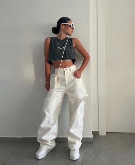 Outfit Cargo Blanc, White Cargo Jeans Outfit, White Cargo Pants Outfit, Bougie Outfits, Trend Jeans, White Cargo Pants, Cargo Pants Outfit, Jeans Cargo, Looks Street Style