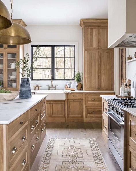 The comeback of wood kitchen cabinets - Farmhousehub Stained Kitchen Cabinets, Lake House Kitchen, Oak Kitchen Cabinets, Wood Kitchen Cabinets, Oak Kitchen, Dark Kitchen Cabinets, Kitchen Cabinet Colors, Kitchen Inspiration Design, Modern Farmhouse Kitchens