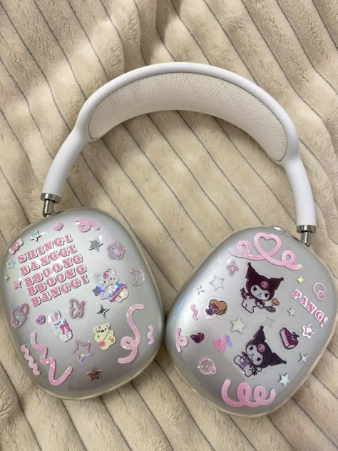 Apple Headphones With Stickers, Airpods Max Deco, Headphone Design Ideas, Customized Headphones, Headphone Decoration, Custom Headphones, Max Headphones, Headphones Aesthetic, Apple Aesthetic