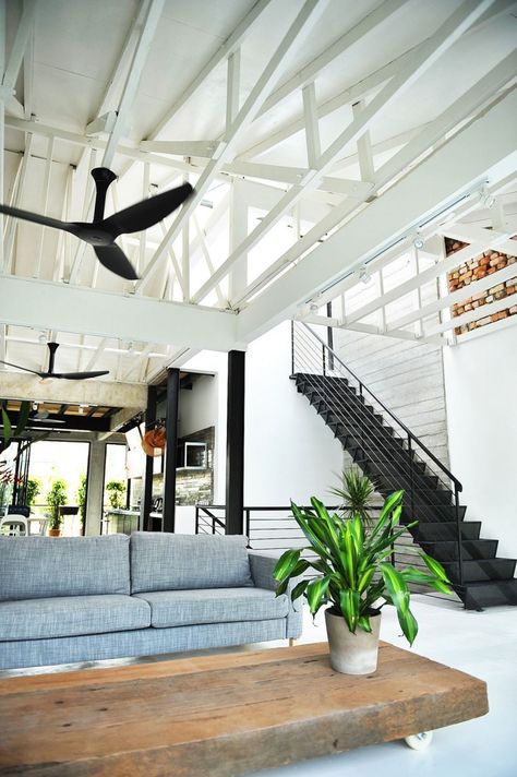 Loft Inspiration, Roof Fan, Black Roof, Coastal Living Rooms, Loft Living, Style At Home, A Living Room, Design Case, Ceiling Fans