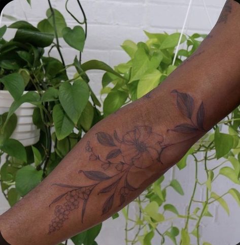 Flower Tattoo Black Women, Flower Tattoos Black Women, Dark Skin Tattoo, Vintage Flower Tattoo, Tattoo Shading, Flower Wrist Tattoos, Stylish Tattoo, Floral Tattoo Sleeve, Tattoos For Black Skin